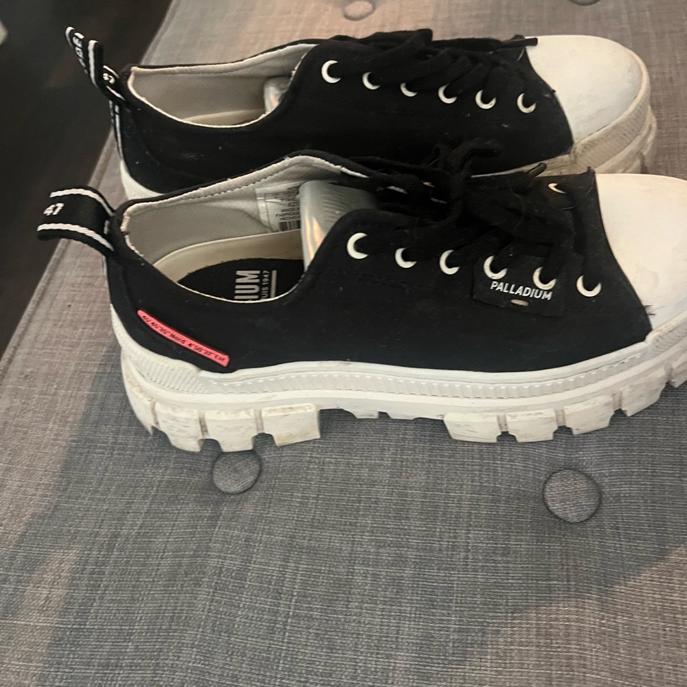 Palladium platform sneakers
Size 7
Excellent condition